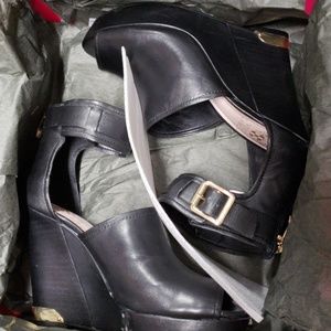 Size7 Vince Camuto Black Heels with Gold details